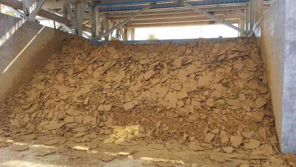 Actual low-moisture filter cake from vertical press filter in tailings processing